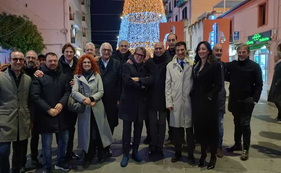 caruso accende lalbero di natale