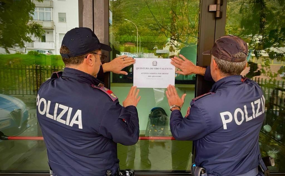 chiusura bar locale polizia
