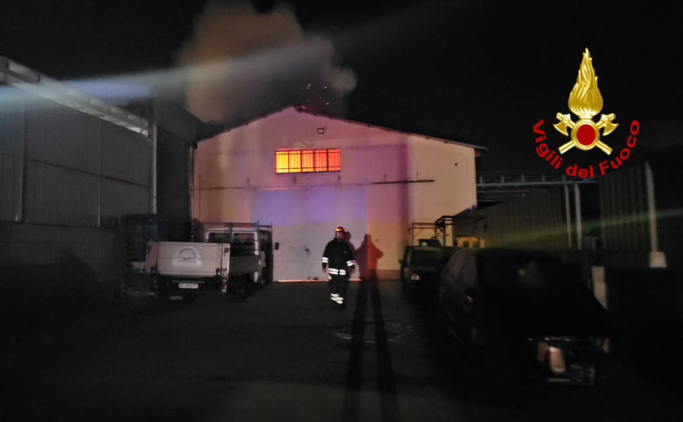 incendio capannone crotone