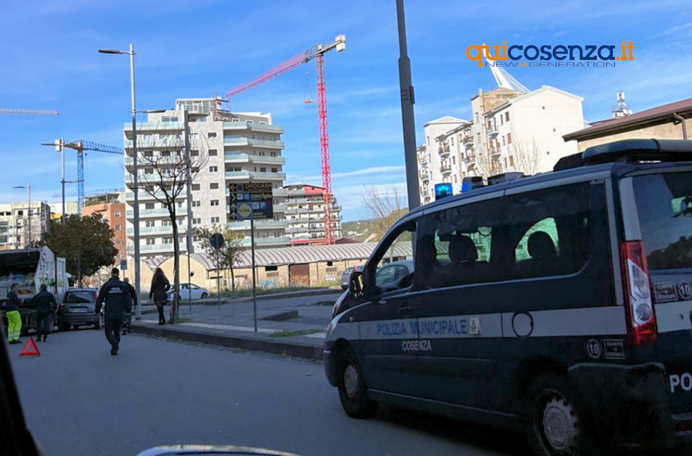 incidente auto camion nettezza urbana