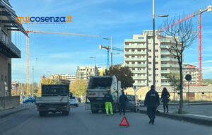 incidente auto camnion nettezza urbana2