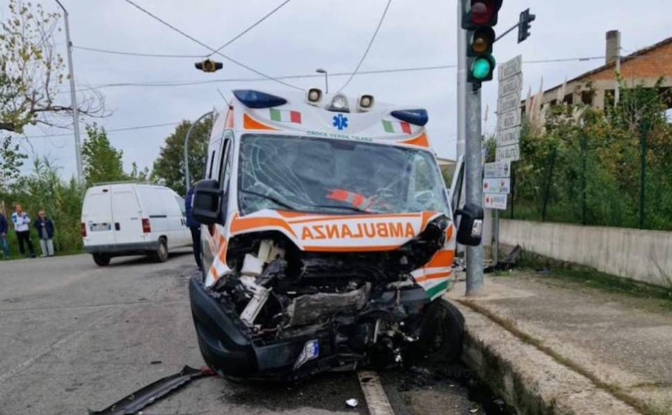 incidente bisignano auto e ambulanza