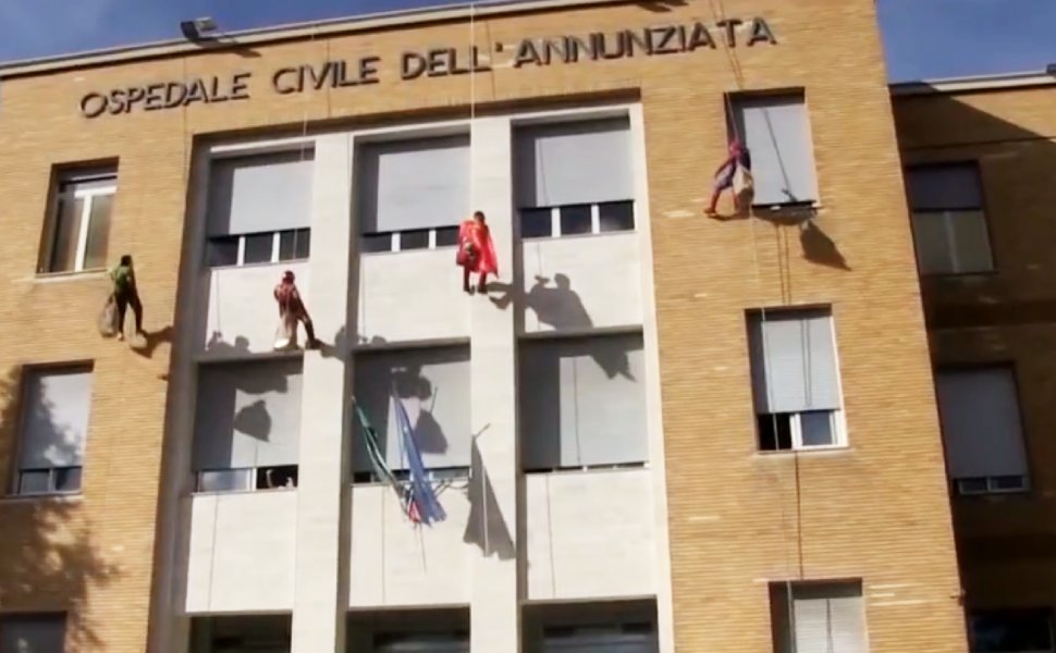 supereroi annunziata natale bambini