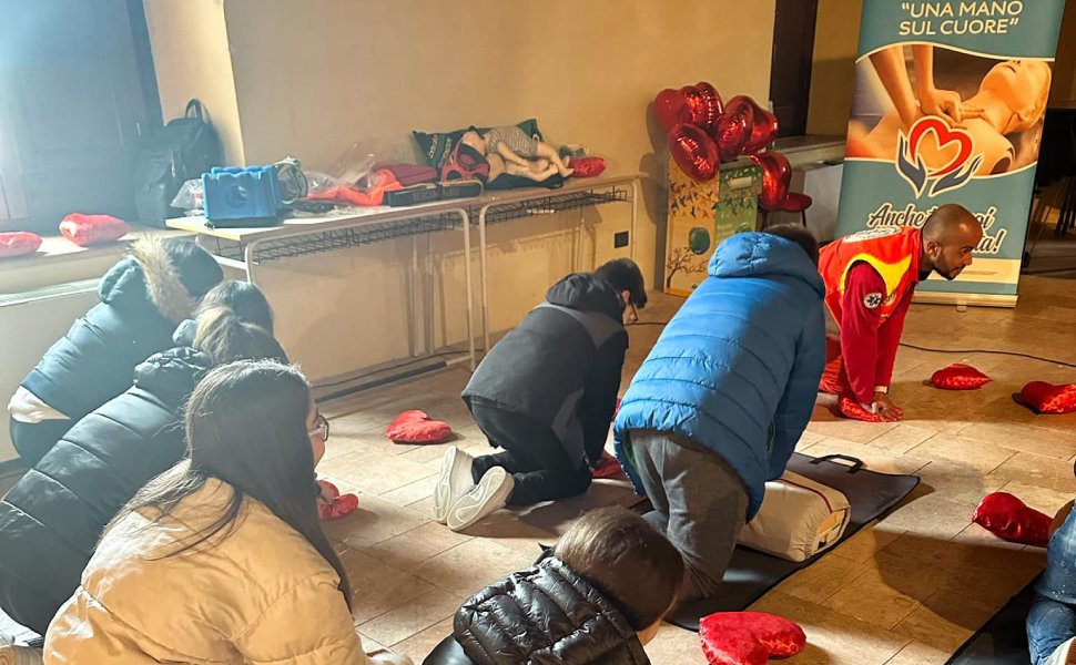 una mano sul cuore nuova croce azzurra 01