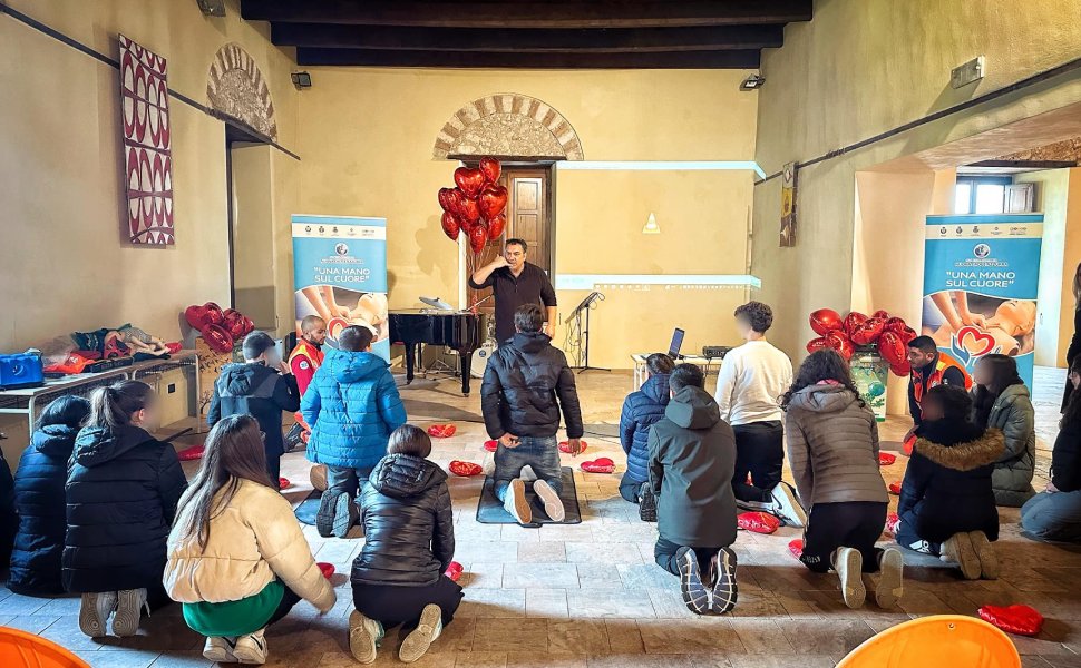 una mano sul cuore nuova croce azzurra 02