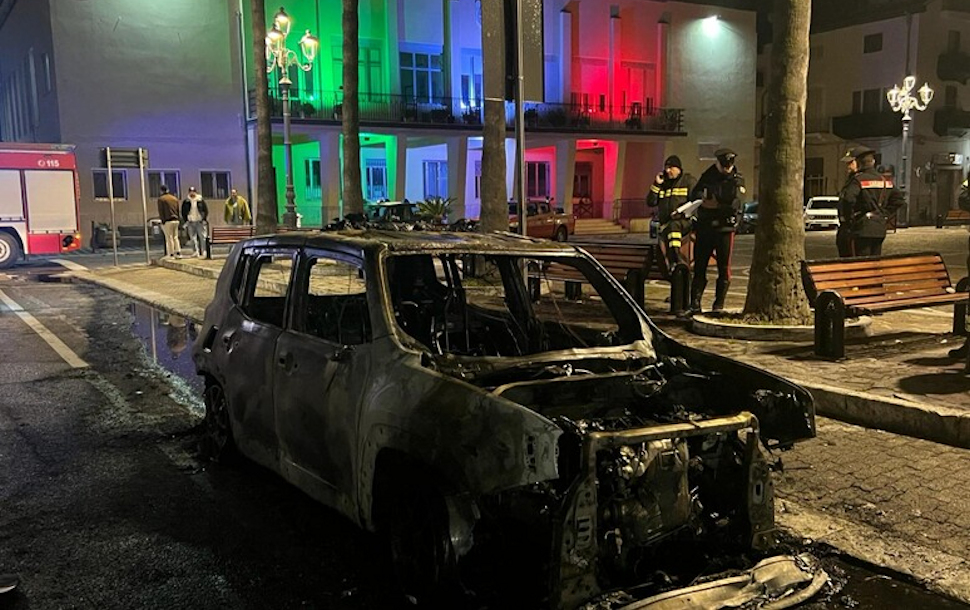 Auto municipale in fiamme