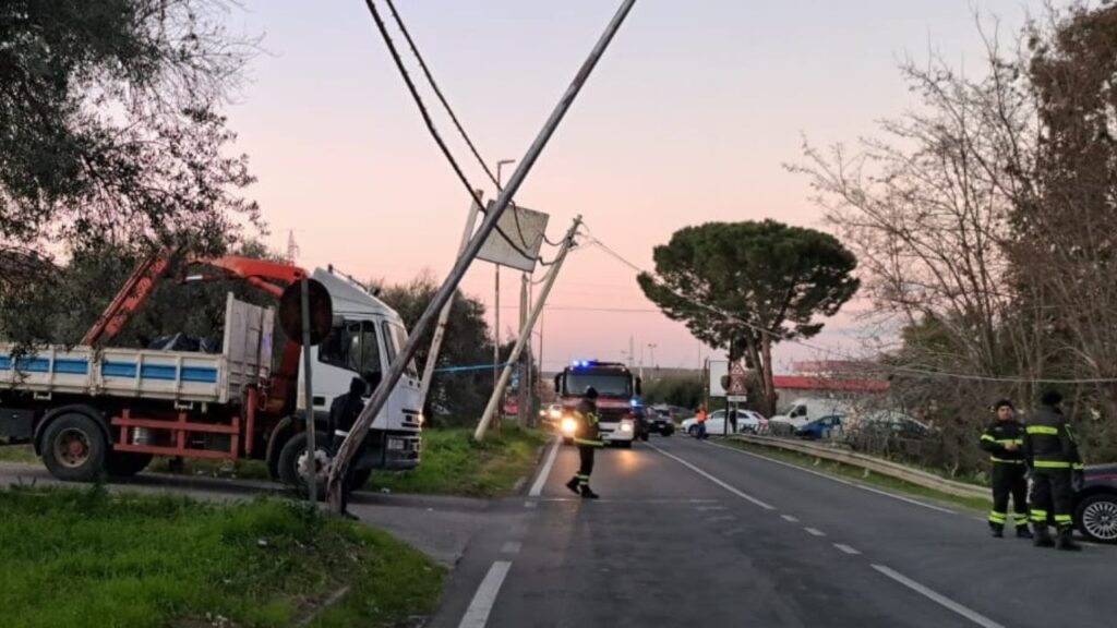 CAMION_trancia-cavi-linea-telefonica