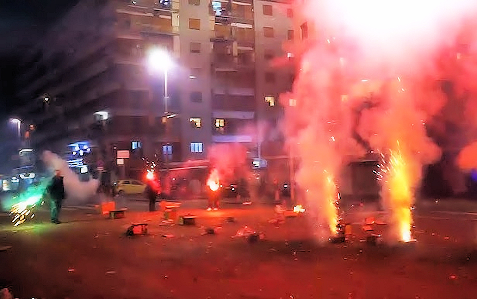 Capodanno, 703 interventi dei vigili del fuoco. Tre donne ferite da proiettili in Campania, una è grave 78 Fuochi capodanno
