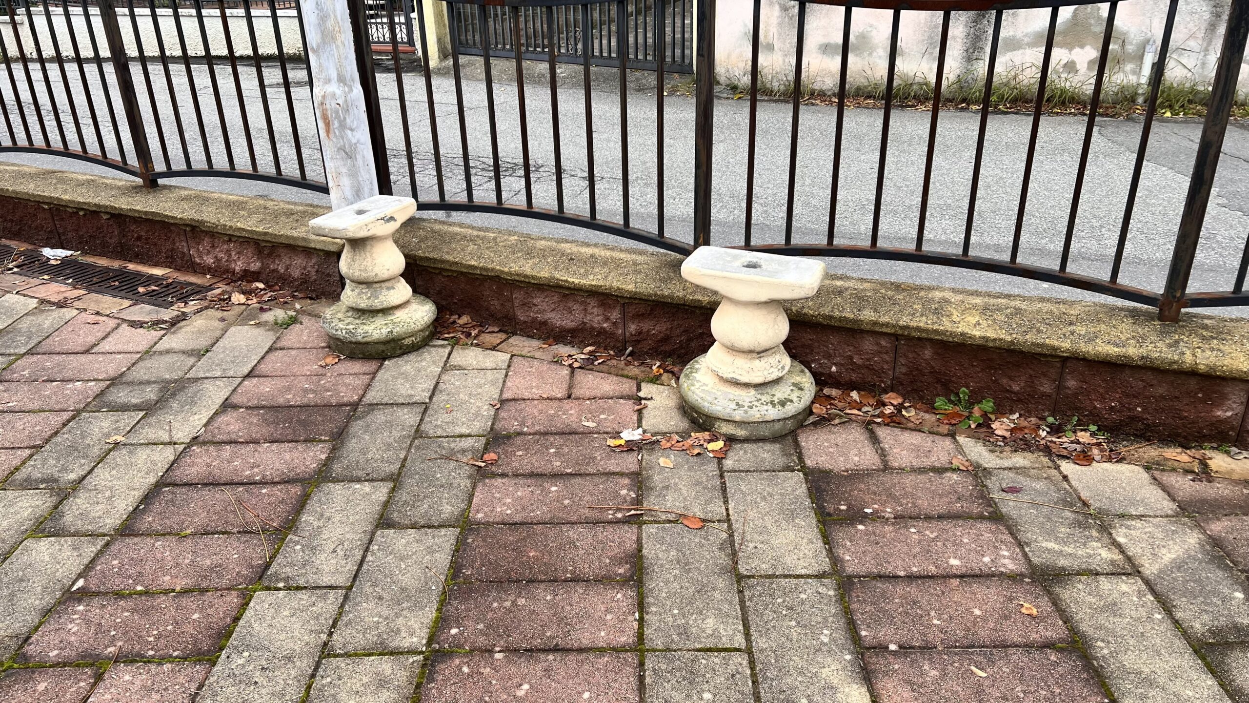 Vandalismo a Zumpano: divelta una panchina nella piazza dedicata a Olga Mendicino 55 IMG 3477 scaled