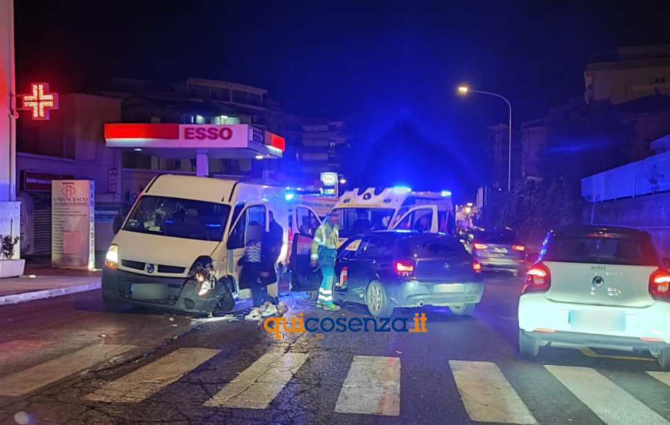 Cosenza, Scontro Tra Un Furgone E Una Bmw Su Via Degli Stadi Nei Pressi ...