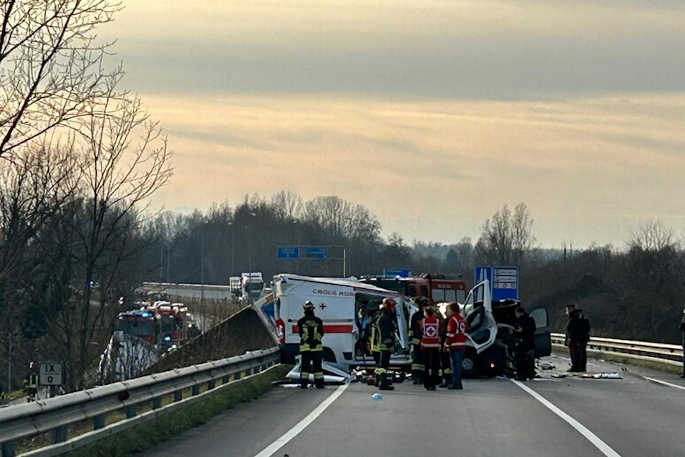 Terribile schianto tra Suv, camion e ambulanza. Bilancio drammatico: 3 morti e 4 feriti 56 Incidente Zoppola