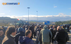 La protesta degli agricoltori si sposta in Cittadella: incatenati a bordo strada - FOTO 54 Proteste Trattori Cittadella2
