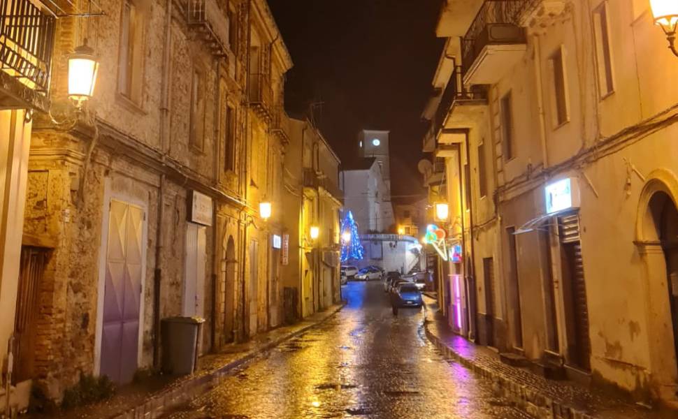 accoltella moglie spezzano piccolo