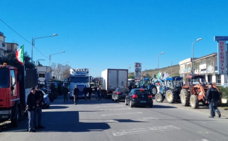 agricoltori-bloccano-statale-106