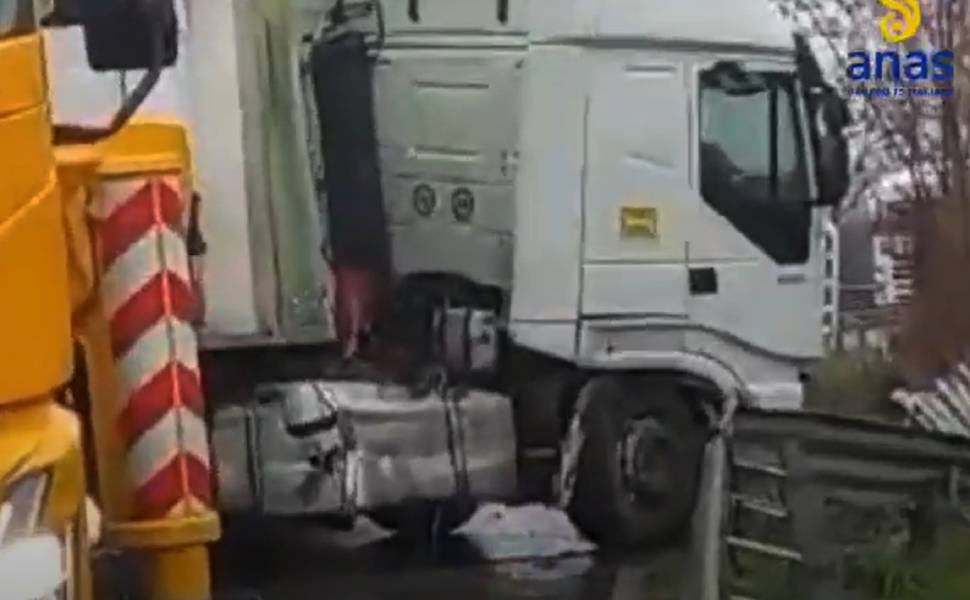 Mezzo pesante finisce di traverso sulla 106 nel Cosentino, traffico deviato 54 camion traverso cariati 106 02