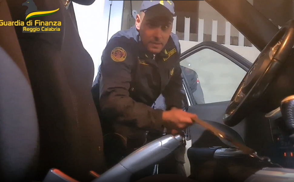 In auto con otto chili di cocaina e 226mila euro in contanti, arrestato corriere della droga 2 droga 8 chili finanza rosarno