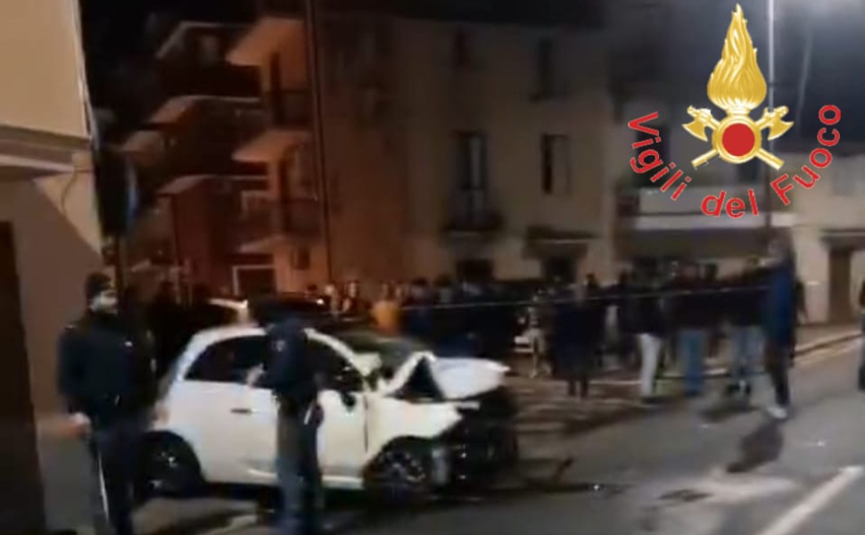 Perde il controllo e finisce contro il muro di un negozio, giovane portato in ospedale 53 incidente via terme lamezia 01