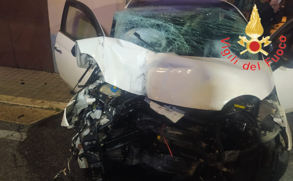 Perde il controllo e finisce contro il muro di un negozio, giovane portato in ospedale 54 incidente via terme lamezia 02