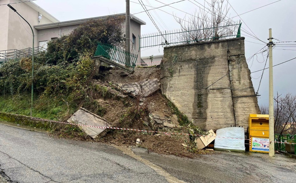 rovito cedimento muro edificio scolastico 01