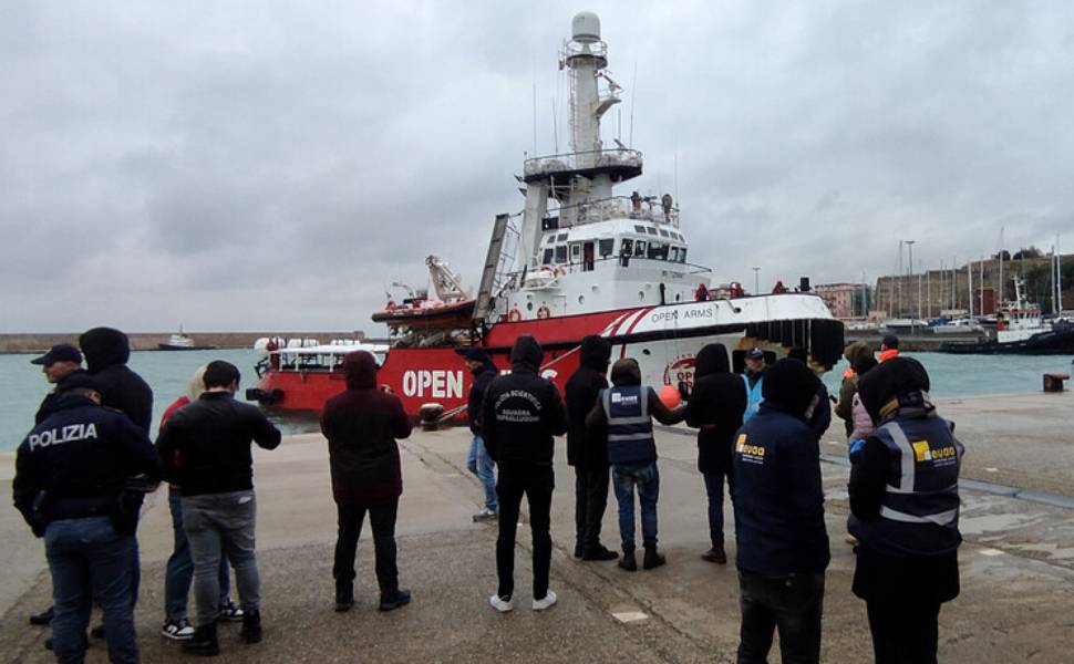sbarco migranti crotone open arms
