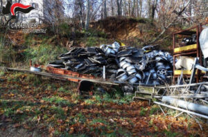 Acri: attività abusiva, sequestrata area di 5000 metri quadri. All'interno anche 200 veicoli fuori uso - FOTO 53 Acri discarica 02