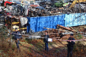 Acri: attività abusiva, sequestrata area di 5000 metri quadri. All'interno anche 200 veicoli fuori uso - FOTO 54 Acri discarica 03