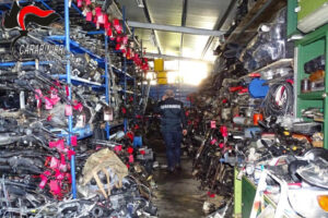 Acri: attività abusiva, sequestrata area di 5000 metri quadri. All'interno anche 200 veicoli fuori uso - FOTO 55 Acri discarica 04