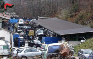 Acri: attività abusiva, sequestrata area di 5000 metri quadri. All'interno anche 200 veicoli fuori uso - FOTO 56 Acri discarica 05