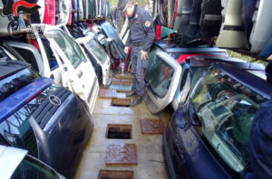 Acri: attività abusiva, sequestrata area di 5000 metri quadri. All'interno anche 200 veicoli fuori uso - FOTO 57 Acri discarica 06