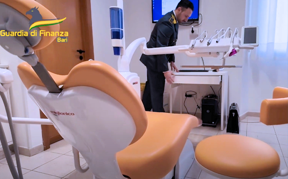 Dentisti guardia di finanza business cure in nero