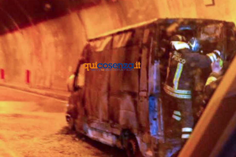 Incendio Furgone Statale 107 paura in galleria