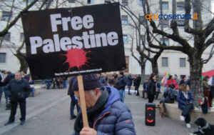 Cosenza, in Piazza XI Settembre sit-in di solidarietà per la Palestina: "fermare il Genocidio" - FOTO 58 La Base Palestina1
