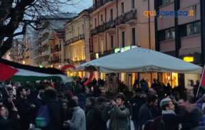 Cosenza, in Piazza XI Settembre sit-in di solidarietà per la Palestina: "fermare il Genocidio" - FOTO 54 La Base Palestina10