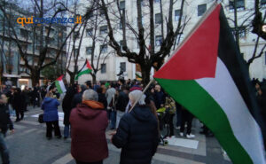 Cosenza, in Piazza XI Settembre sit-in di solidarietà per la Palestina: "fermare il Genocidio" - FOTO 55 La Base Palestina11 1