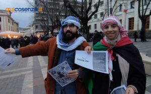 Cosenza, in Piazza XI Settembre sit-in di solidarietà per la Palestina: "fermare il Genocidio" - FOTO 57 La Base Palestina5