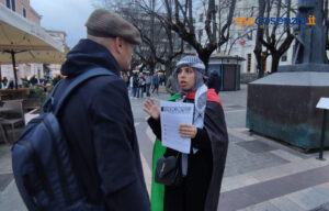 Cosenza, in Piazza XI Settembre sit-in di solidarietà per la Palestina: "fermare il Genocidio" - FOTO 60 La Base Palestina6