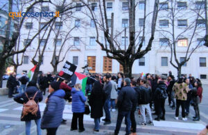 Cosenza, in Piazza XI Settembre sit-in di solidarietà per la Palestina: "fermare il Genocidio" - FOTO 53 La Base Palestina9