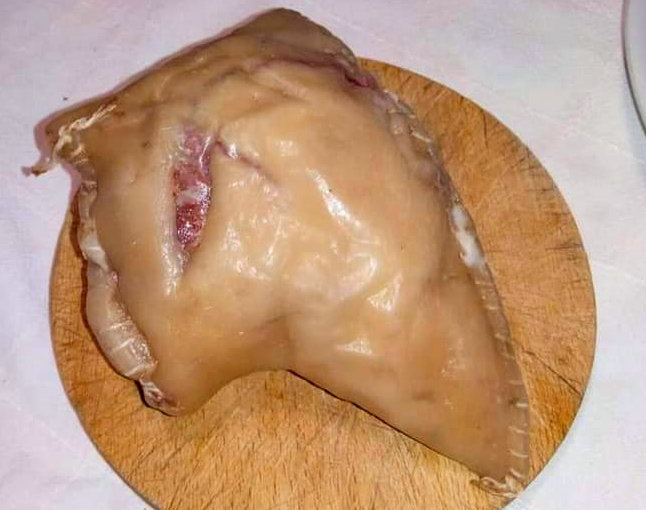 Il capolavoro gastronomico di Longobucco: u "sacchietto" di maiale. Cotto nella pentola delle "frittole" 56 Sacchetto Longobucco
