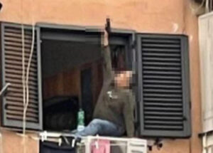 Si barrica in casa 1