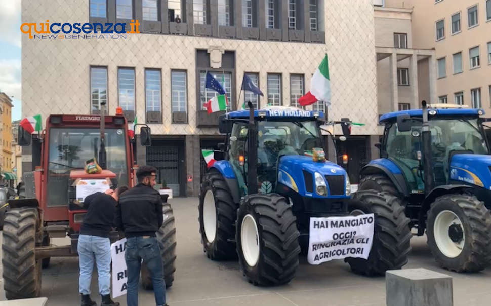 Non si ferma la protesta degli agricoltori: i trattori arrivano davanti il comune di Cosenza - VIDEO 88 protesta degli agricoltori