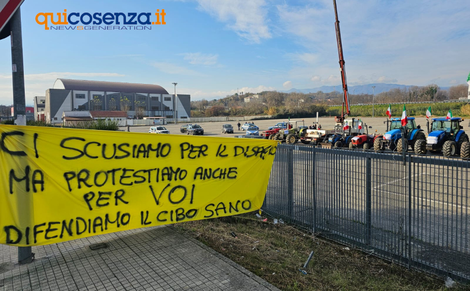 Rende, continua la protesta degli agricoltori: "vogliono farci mangiare grilli. Combattiamo per tutti" 4 La protesta degli agricoltori a Rende