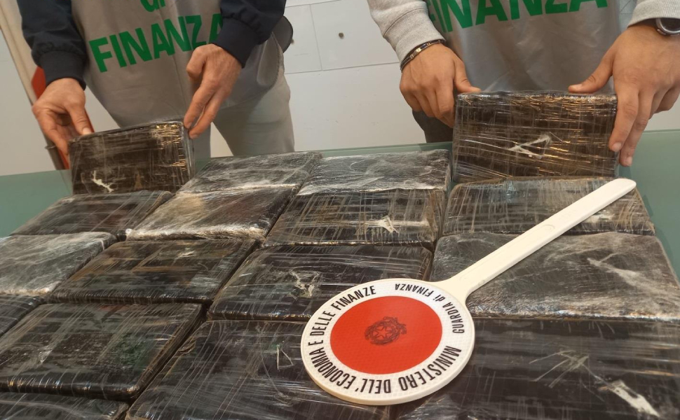 Fiumi di hashish e cocaina nel Napoletano, i tentacoli anche in Calabria: 16 arresti 1 droga napoletano calabria gdf