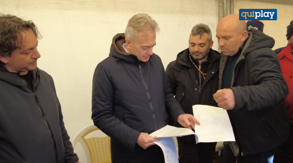 L’assessore regionale all’Agricoltura, Gallo ha incontrato gli agricoltori del presidio di Vaglio Lise 1 foto incontro