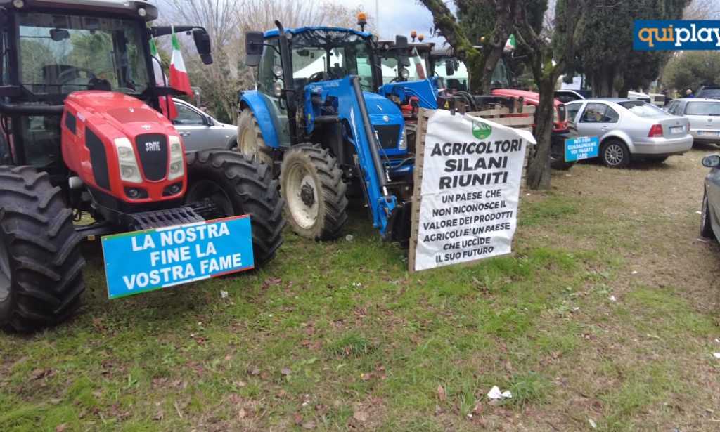 Cosenza: la protesta dei trattori 'non gradita' dalle associazioni di categoria 1 foto trattori 1 1