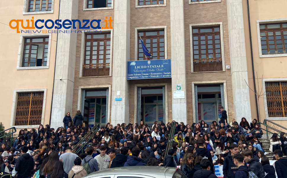 protesta studenti liceo lucrezia valle cosenza