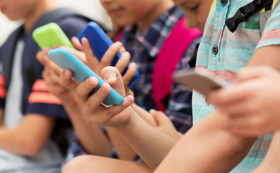 ragazzini-cellulare
