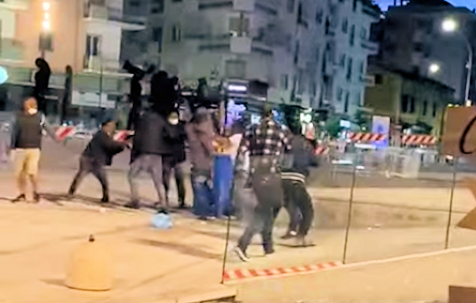 Le estorsioni tra bengalesi: da 5 a 10 euro al giorno per vendere a Piazza Bilotti e Corso Mazzini - INTERVISTA 56 rissa bengalesi