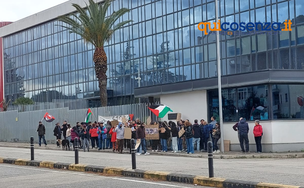 sit in sede rai cosenza la base stop genocidio 01