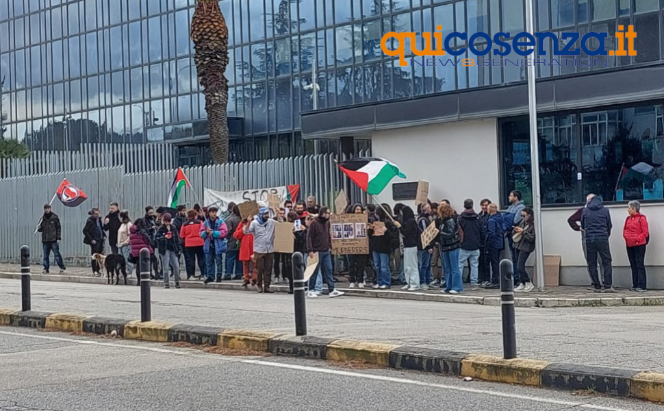 sit in sede rai cosenza la base stop genocidio 02