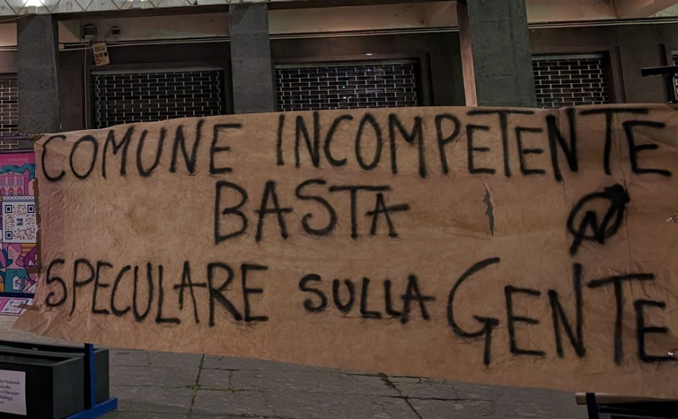 striscione cosenza emergenza abitativa
